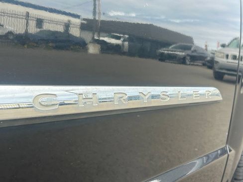 Used 2016 Chrysler Town & Country Touring FWD image 9