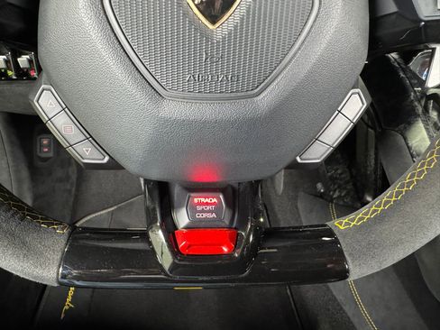 Used 2018 Lamborghini Huracan Performante image 17