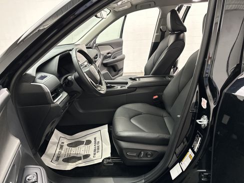 Used 2025 Toyota Grand Highlander AWD image 18