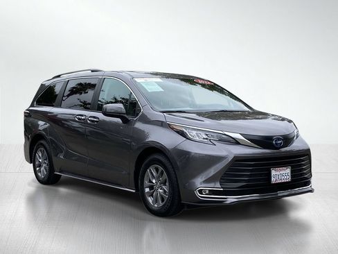 Certified 2023 Toyota Sienna XLE FWD image 12