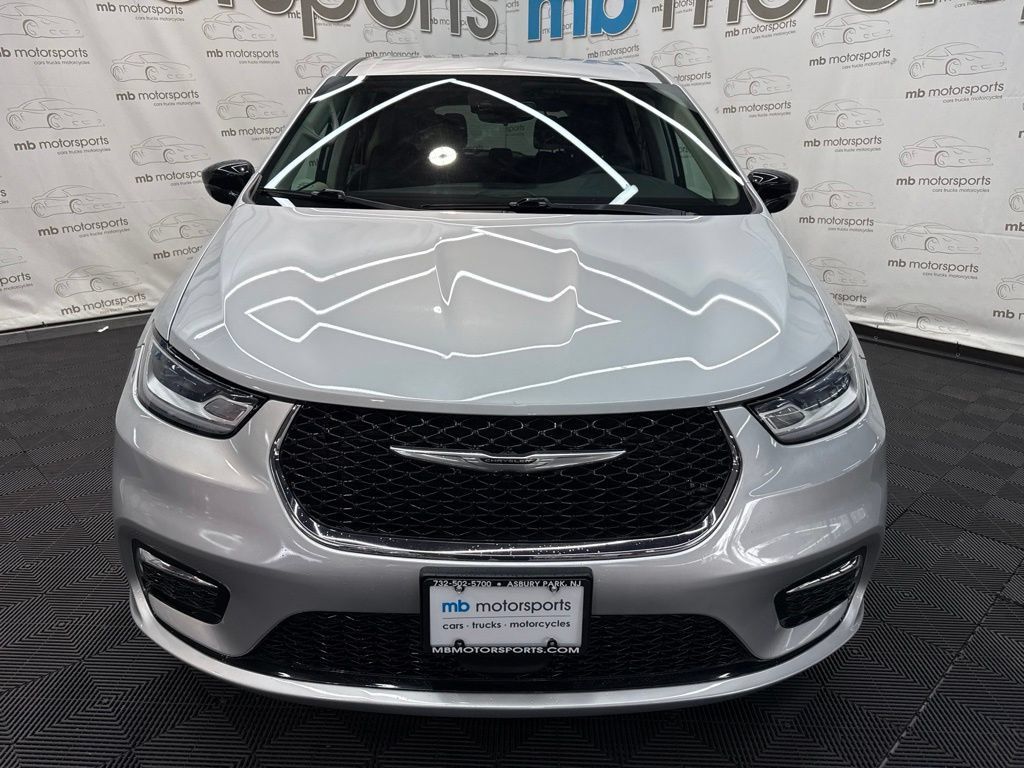 Used 2024 Chrysler Pacifica Touring-L FWD image 12