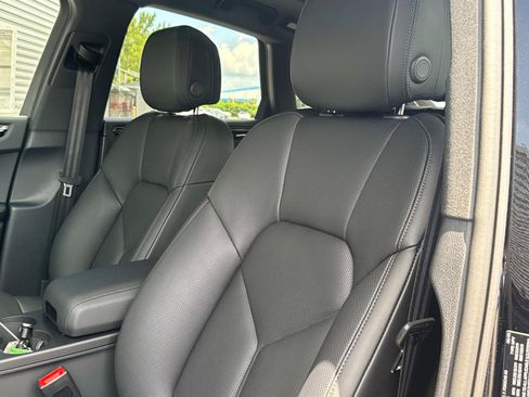 Certified 2025 Porsche Macan image 18