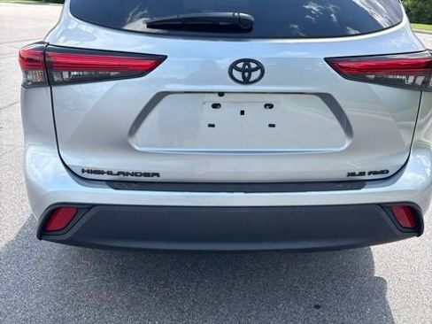 Used 2021 Toyota Highlander XLE AWD/4WD image 9