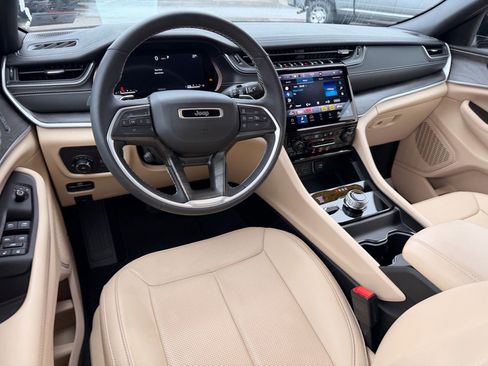 Used 2023 Jeep Grand Cherokee Limited w/ Luxury Tech Group II image 10