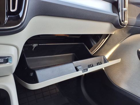 Used 2021 Volvo XC40 T4 Momentum w/ Protection Package Premier image 27