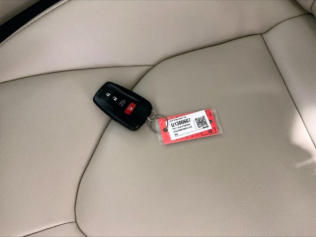 Used 2021 Toyota Highlander XLE AWD/4WD image 31