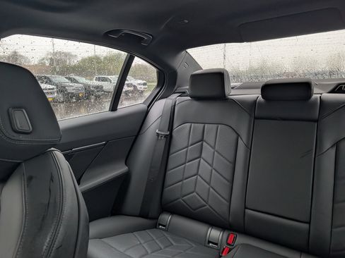 Used 2024 BMW i5 eDrive40i w/ Premium Package RWD image 8