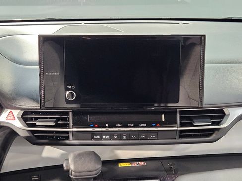 Used 2025 Toyota Sienna LE FWD image 16