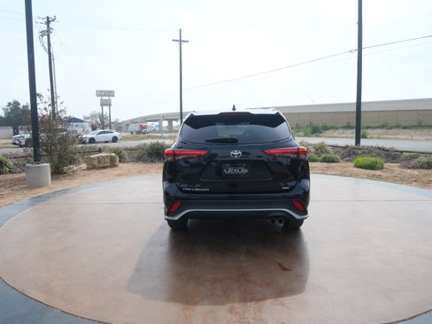 Used 2023 Toyota Highlander XSE image 3
