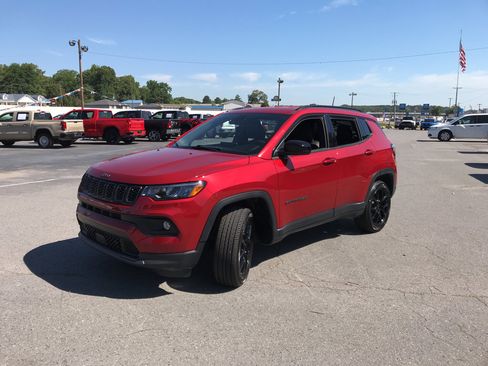 Used 2026 Jeep Compass Latitude AWD/4WD image 2