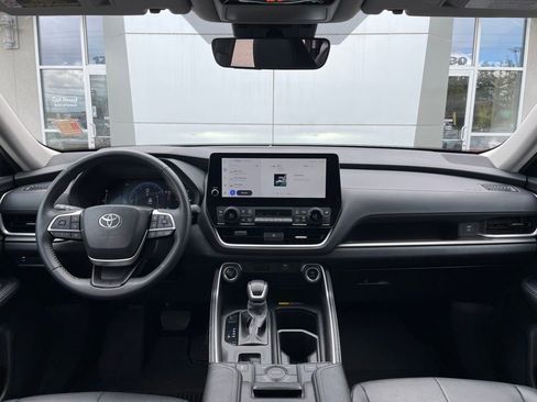 Used 2024 Toyota Grand Highlander XLE AWD/4WD image 14