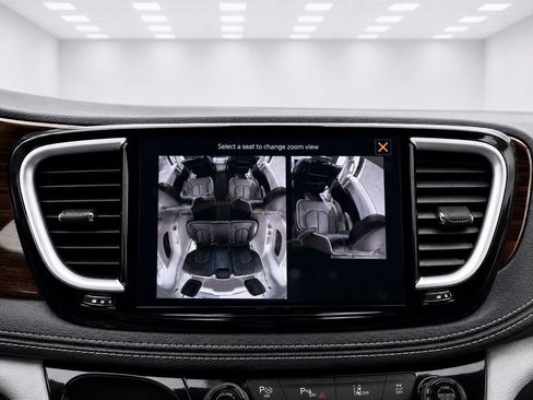 Used 2023 Chrysler Pacifica Limited w/ Uconnect Theater Family Group FWD image 35
