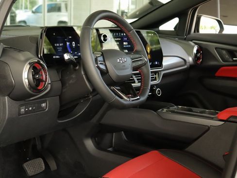 Used 2025 Chevrolet Equinox EV RS image 9