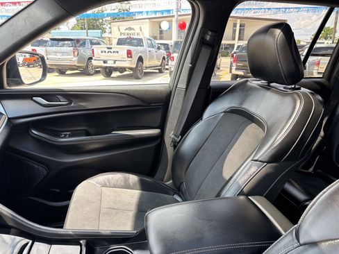 Used 2025 Jeep Grand Cherokee Altitude RWD image 15