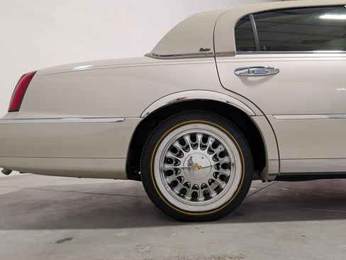 Used 2001 Lincoln Town Car Cartier RWD image 38