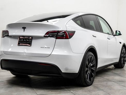 Used 2024 Tesla Model Y Long Range AWD/4WD image 12