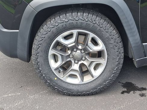 Used 2019 Jeep Cherokee Trailhawk AWD/4WD image 8