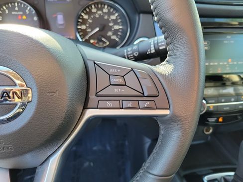 Used 2018 Nissan Rogue SV FWD image 24