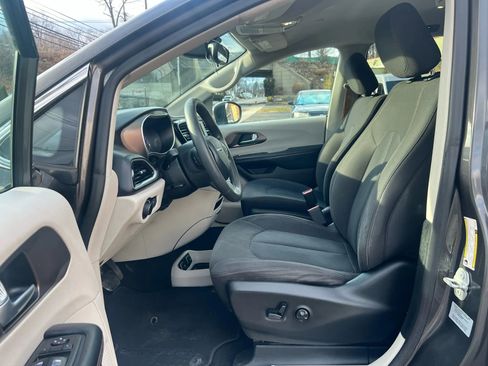 Used 2017 Chrysler Pacifica Touring image 29