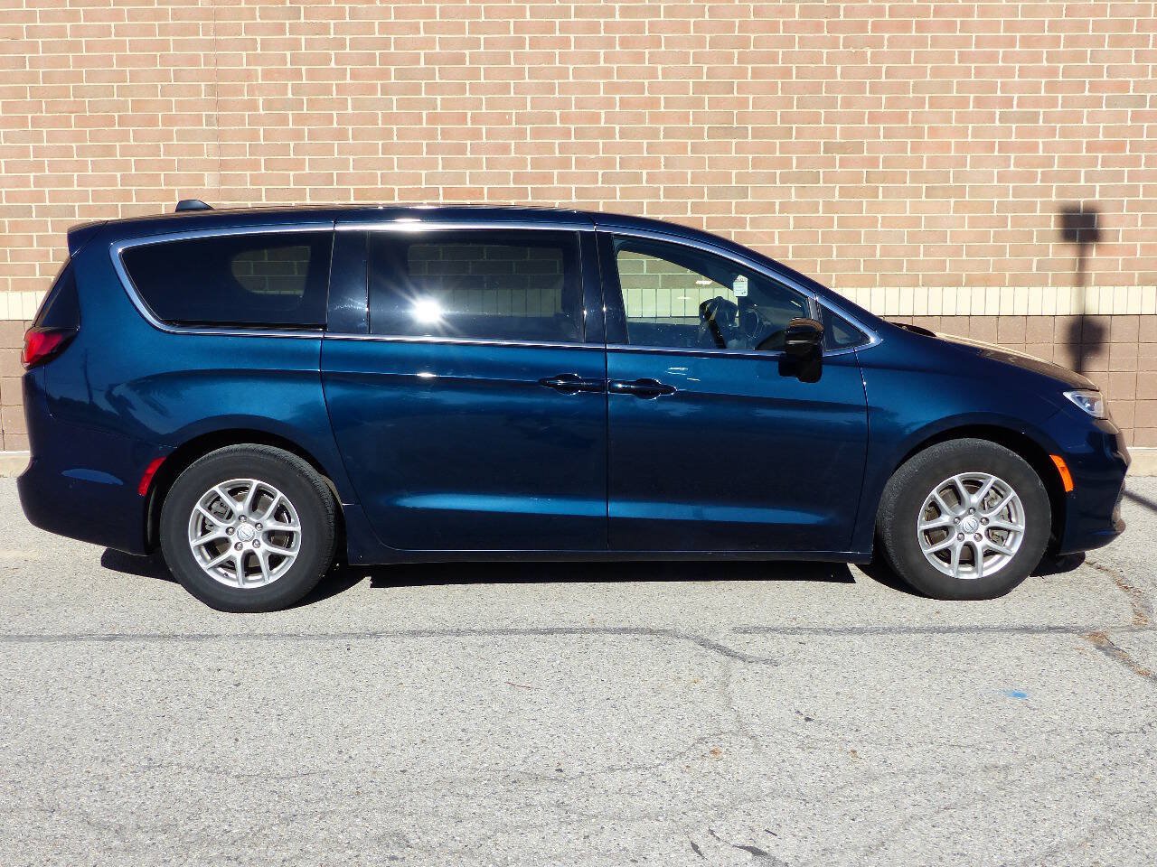 Used 2025 Chrysler Pacifica Select FWD image 11