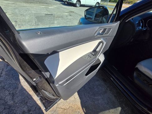 Used 2020 Volkswagen Tiguan SE image 7