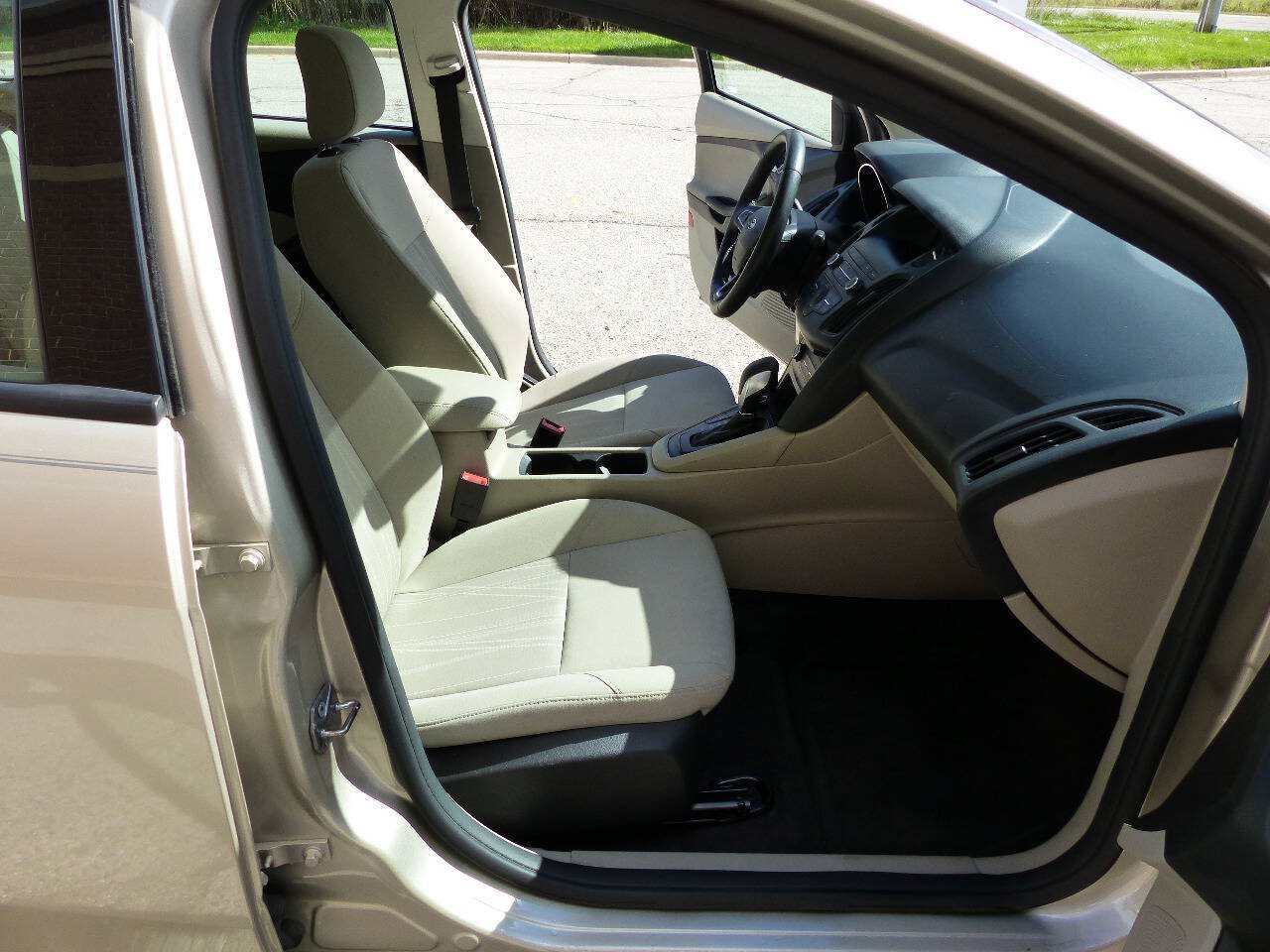 Used 2018 Ford Focus SE w/ Cold Weather Package FWD image 42