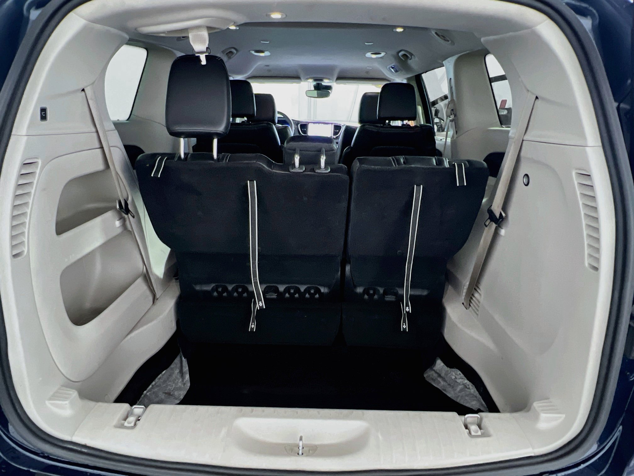 Used 2023 Chrysler Pacifica Touring-L FWD image 31