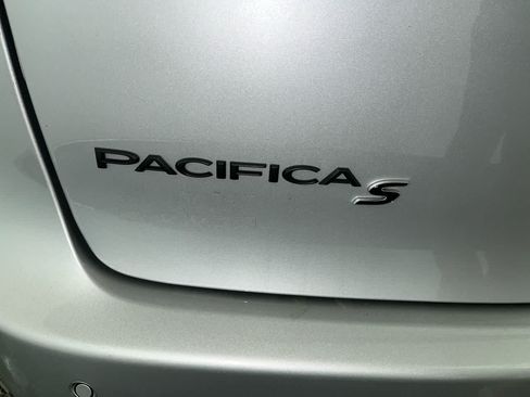 Used 2024 Chrysler Pacifica Premium FWD image 11