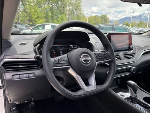 Used 2025 Nissan Altima 2.5 SV FWD image 30