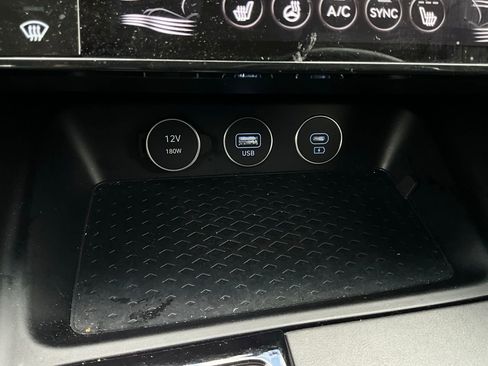 Used 2025 Genesis G70 2.5T image 25