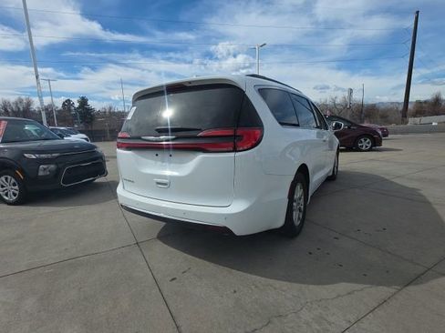 Used 2022 Chrysler Pacifica Touring-L image 6