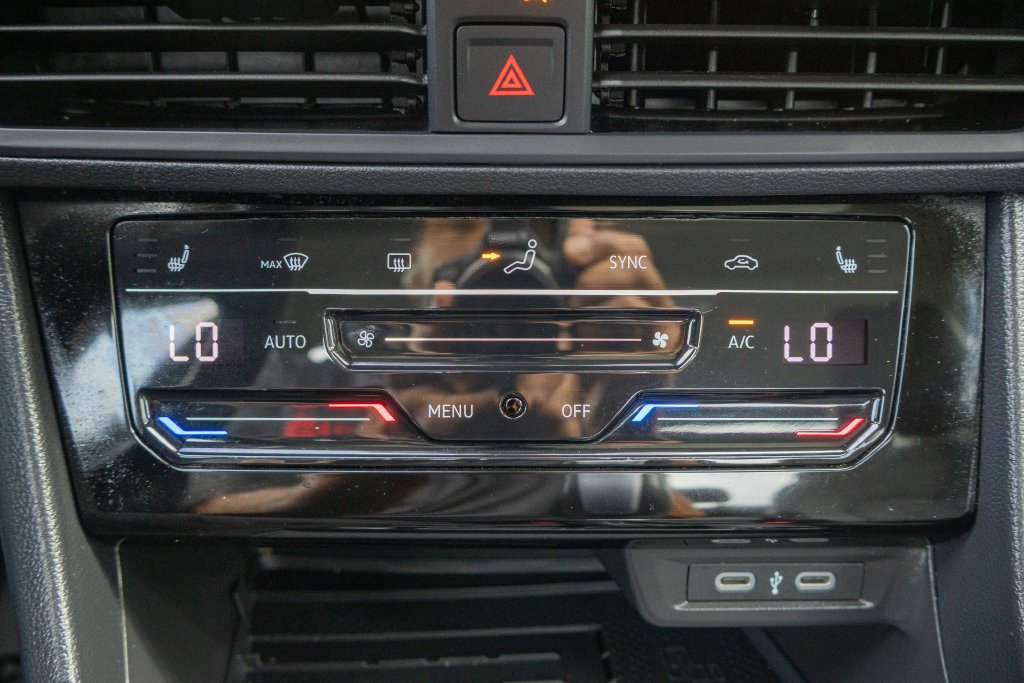 Used 2025 Volkswagen Jetta SE FWD image 18