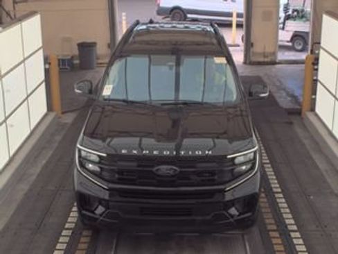 Used 2025 Ford Expedition Active AWD/4WD image 13