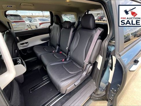 Used 2024 Kia Carnival EX FWD image 25
