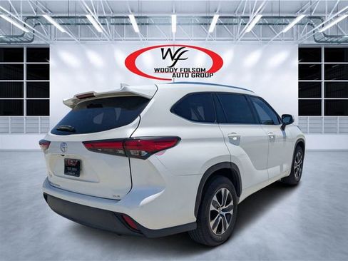 Used 2021 Toyota Highlander XLE FWD image 3