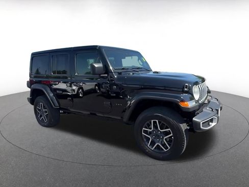 Used 2025 Jeep Wrangler Unlimited Sahara AWD/4WD image 2