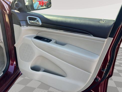 Used 2018 Jeep Grand Cherokee Overland image 20