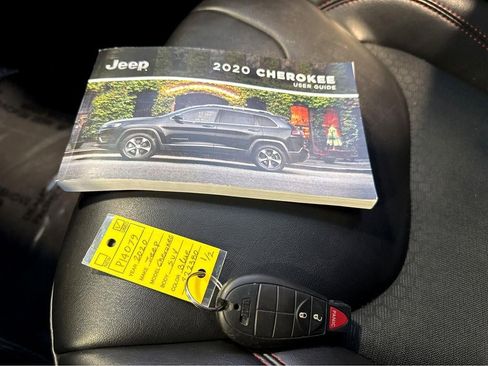 Used 2020 Jeep Cherokee Trailhawk AWD/4WD image 36