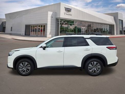 Used 2024 Nissan Pathfinder SV image 3