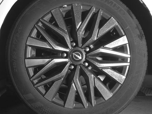 Used 2025 Nissan Altima 2.5 SV FWD image 14