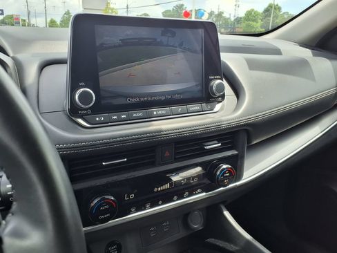 Used 2025 Nissan Rogue SV FWD image 27