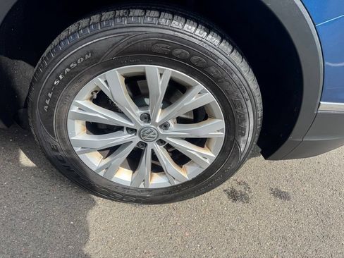 Used 2018 Volkswagen Tiguan SE w/ Panoramic Sunroof Package AWD/4WD image 12