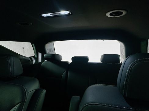 Used 2025 Chevrolet Traverse LT image 29