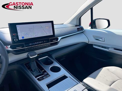 Used 2025 Toyota Sienna XLE image 32