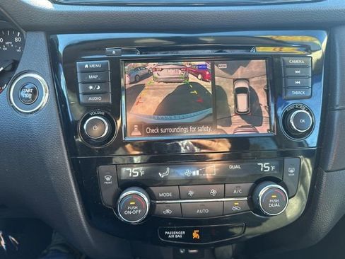 Used 2018 Nissan Rogue SV w/ Premium Package image 16