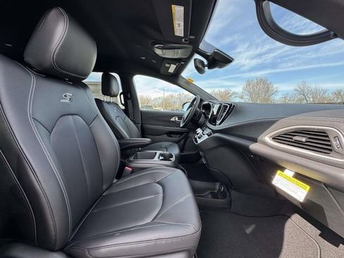 New 2026 Chrysler Pacifica Select w/ S Appearance Package AWD/4WD image 15