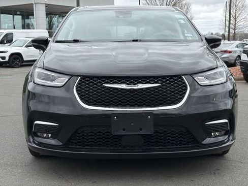 Used 2024 Chrysler Pacifica Touring-L image 16