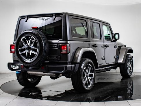 Used 2024 Jeep Wrangler Unlimited image 10