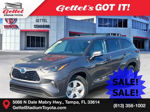 Used 2023 Toyota Highlander LE image 1