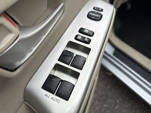 Used 2013 Toyota Prius V Three image 17